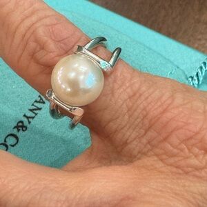 TIFFANY HardWear Collection Freshwater Pearl Ring in Silver Brand New Condition.